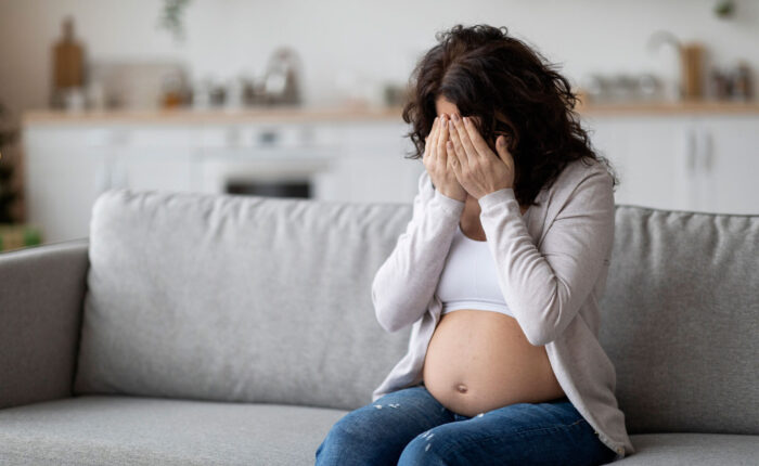Verzwifelte schwangere Frau