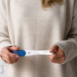 Frau mit positivem Schwangerschaftstest
